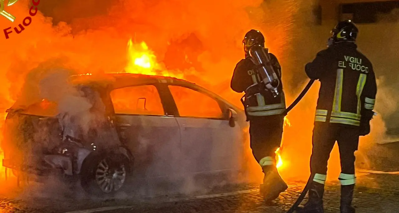Corigliano Rossano: tre auto in fiamme nella notte, danni anche a un’abitazione. Indagini in corso\n