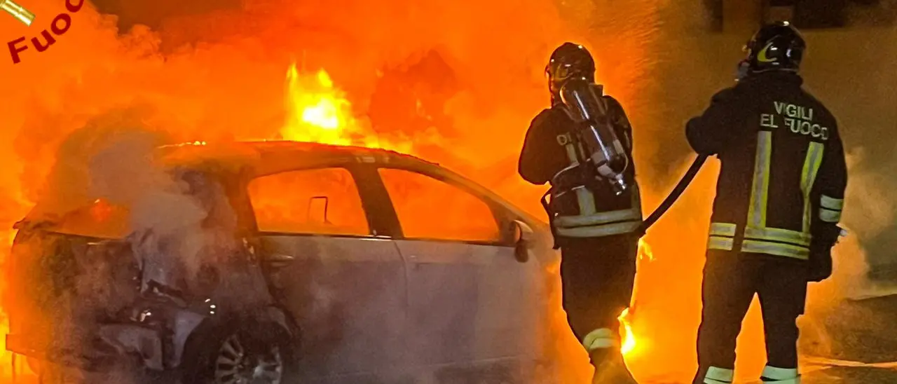 Corigliano Rossano: tre auto in fiamme nella notte, danni anche a un’abitazione. Indagini in corso\n