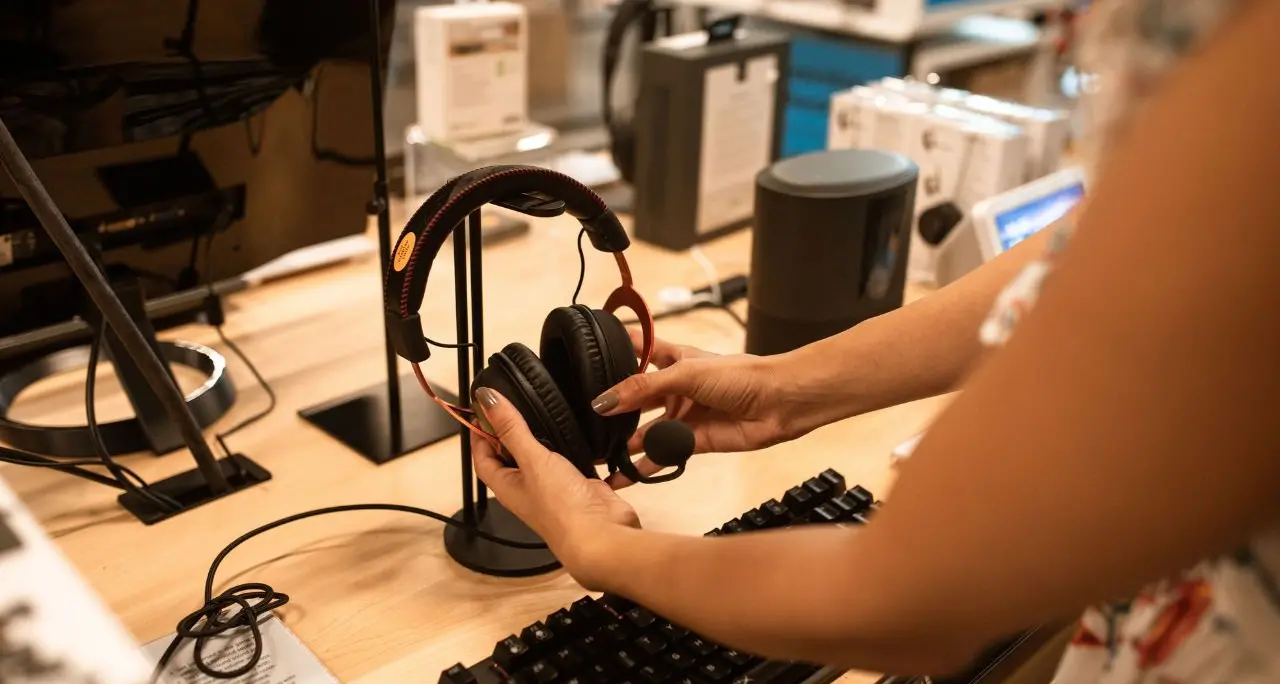 Famiglie italiane, la spesa torna ai massimi storici: 23.261 euro a testa, boom per tecnologia e viaggi\n