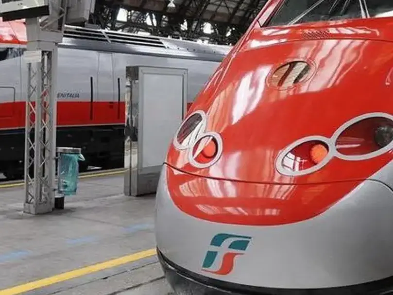 Chiede biglietto a un viaggiatore, capotreno presa a schiaffi nel Cosentino: in ospedale con 10 giorni di prognosi