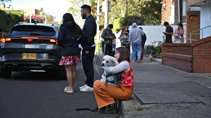 <p>Colombia, persone in strada dopo il violento sisma di magnitudo 7.7 (Ansa)</p>\\n , AFP