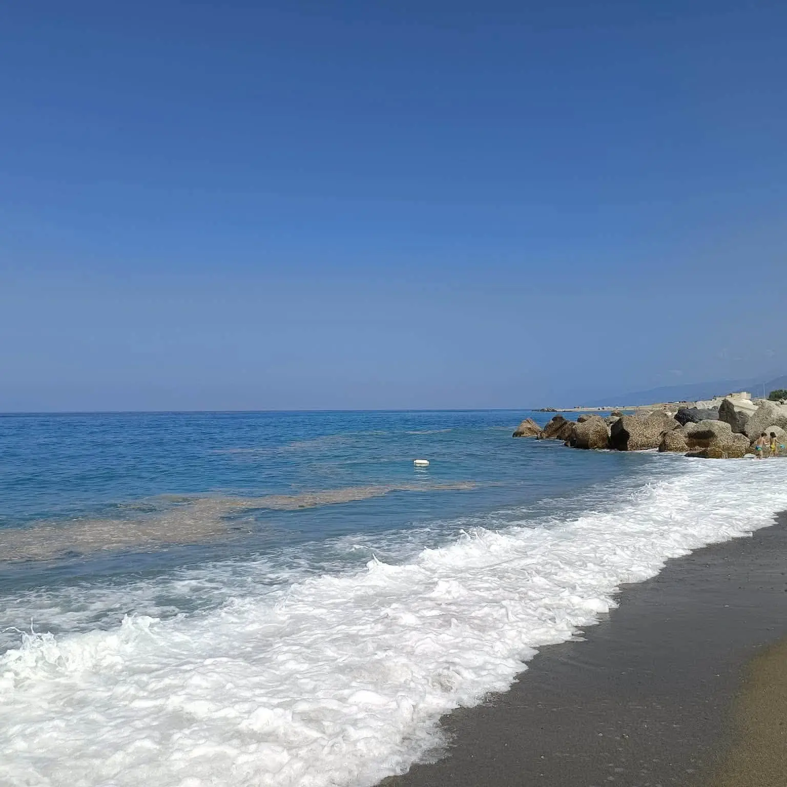 Le chiazze marroni sul Tirreno? «Colpa del mare mosso, è tutto normale»: i dati di Arpacal sul weekend da incubo\n
