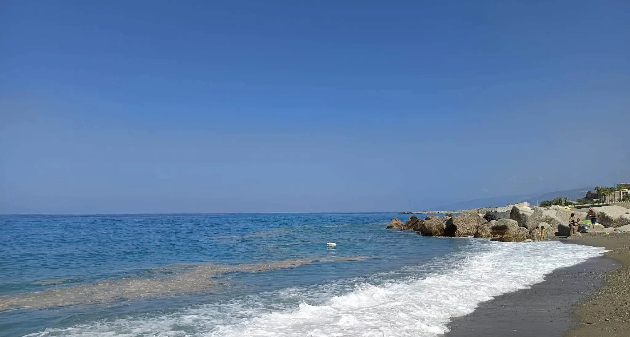 Le chiazze marroni sul Tirreno? «Colpa del mare mosso, è tutto normale»: i dati di Arpacal sul weekend da incubo\n