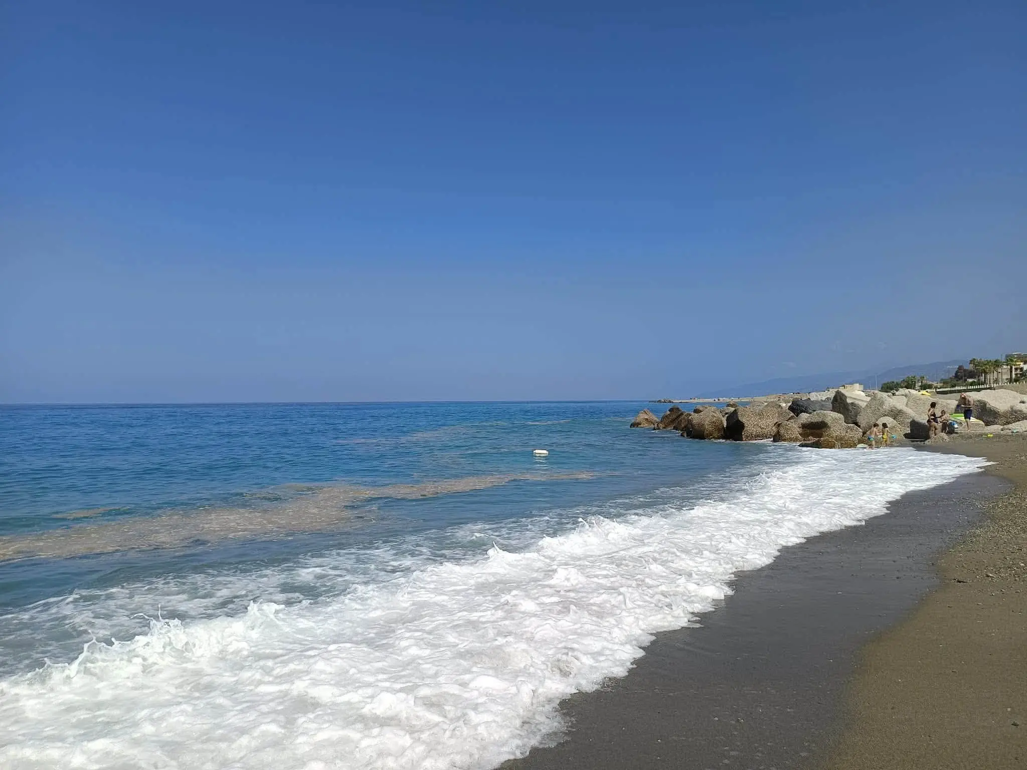 Le chiazze marroni sul Tirreno? «Colpa del mare mosso, è tutto normale»: i dati di Arpacal sul weekend da incubo\n
