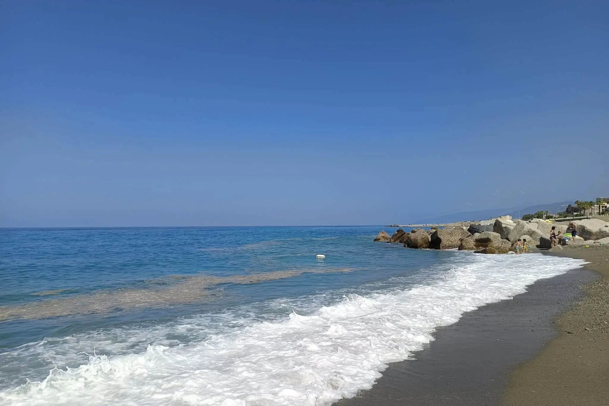 Le chiazze marroni sul Tirreno? «Colpa del mare mosso, è tutto normale»: i dati di Arpacal sul weekend da incubo\n
