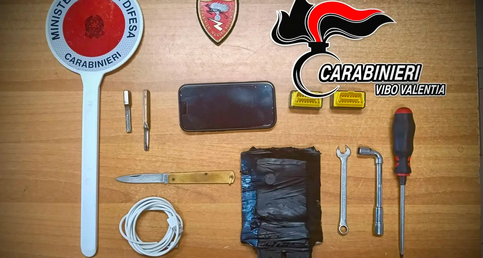 Vazzano, sorpresi nella notte con due auto rubate a Soverato: arrestato un 27enne, tre persone riescono a fuggire\n