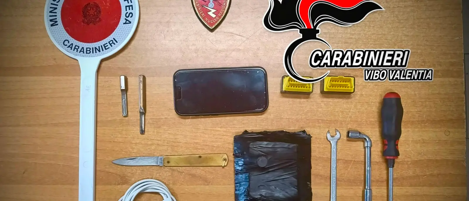 Vazzano, sorpresi nella notte con due auto rubate a Soverato: arrestato un 27enne, tre persone riescono a fuggire\n