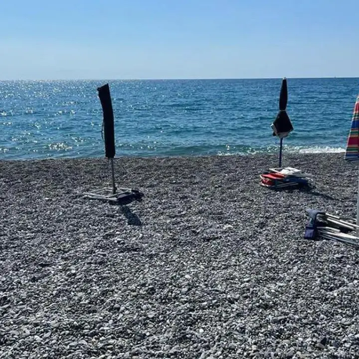 Ombrelloni, sedie e sdraio sequestrati: il Comune di Reggio li assegna alle associazioni del terzo settore\n