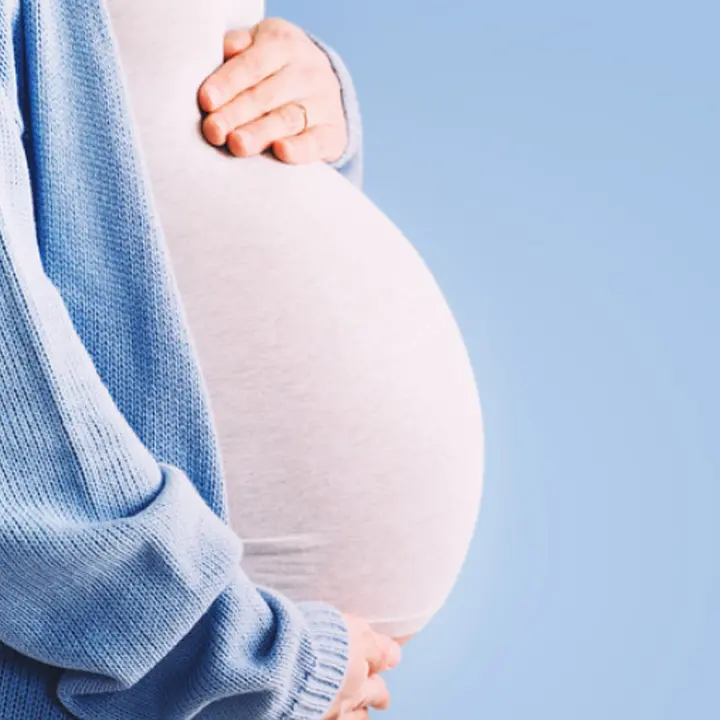 Va a letto in quattro giorni con due gemelli. Impossibile sapere chi è il padre, si finisce in tribunale\n