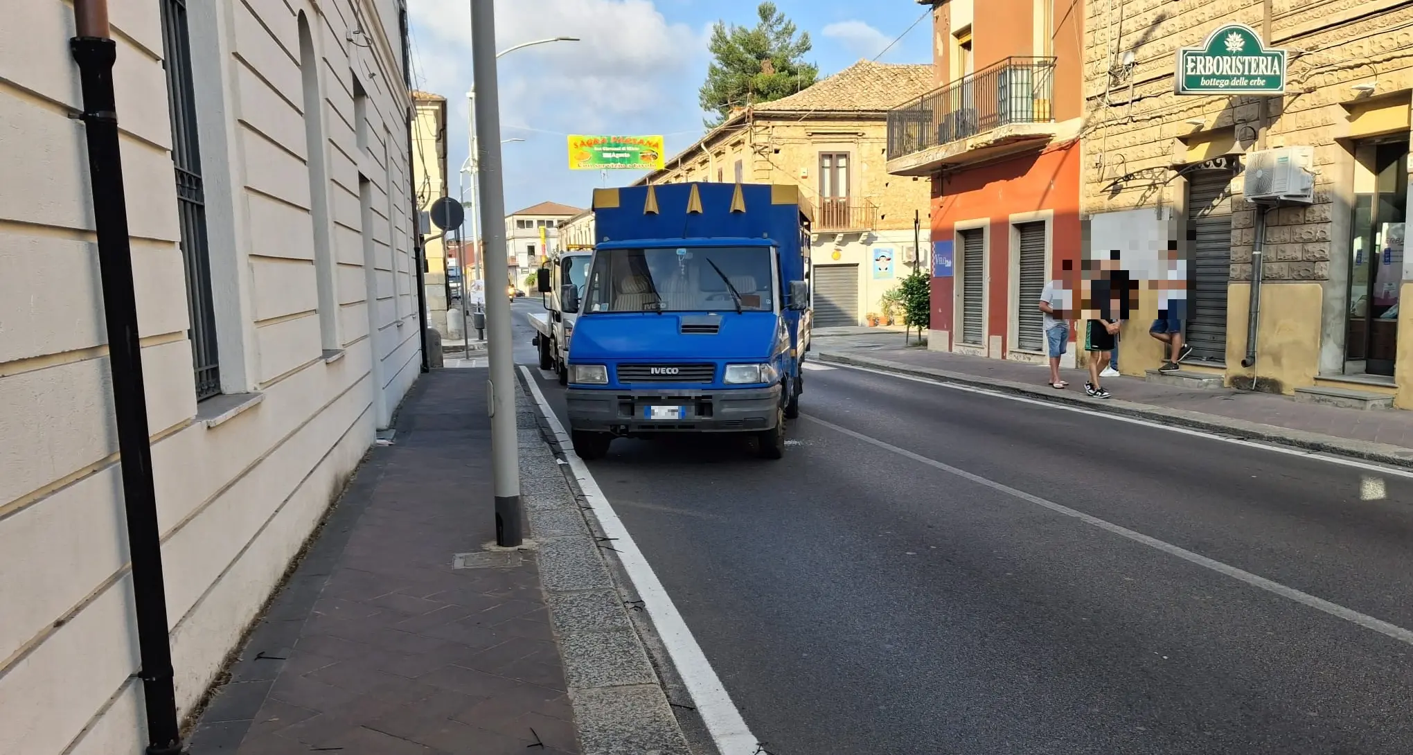 <p><span style=\"color:hsl(0, 75%, 60%);\">Incidente nel centro di Mileto</span>, auto si scontra con un camion: tre feriti trasportati allo Jazzolino</p>