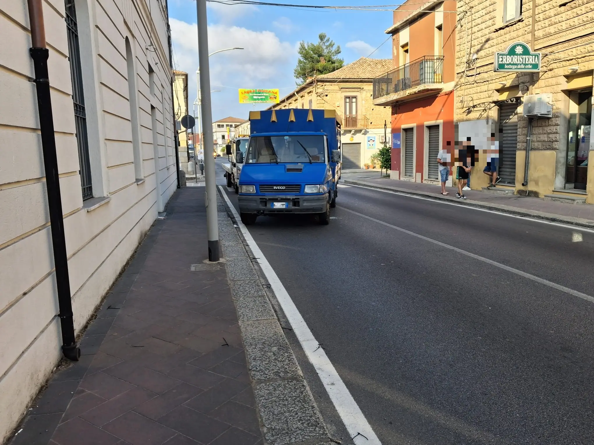 Incidente nel centro di Mileto, auto si scontra con un camion: tre feriti trasportati allo Jazzolino\n