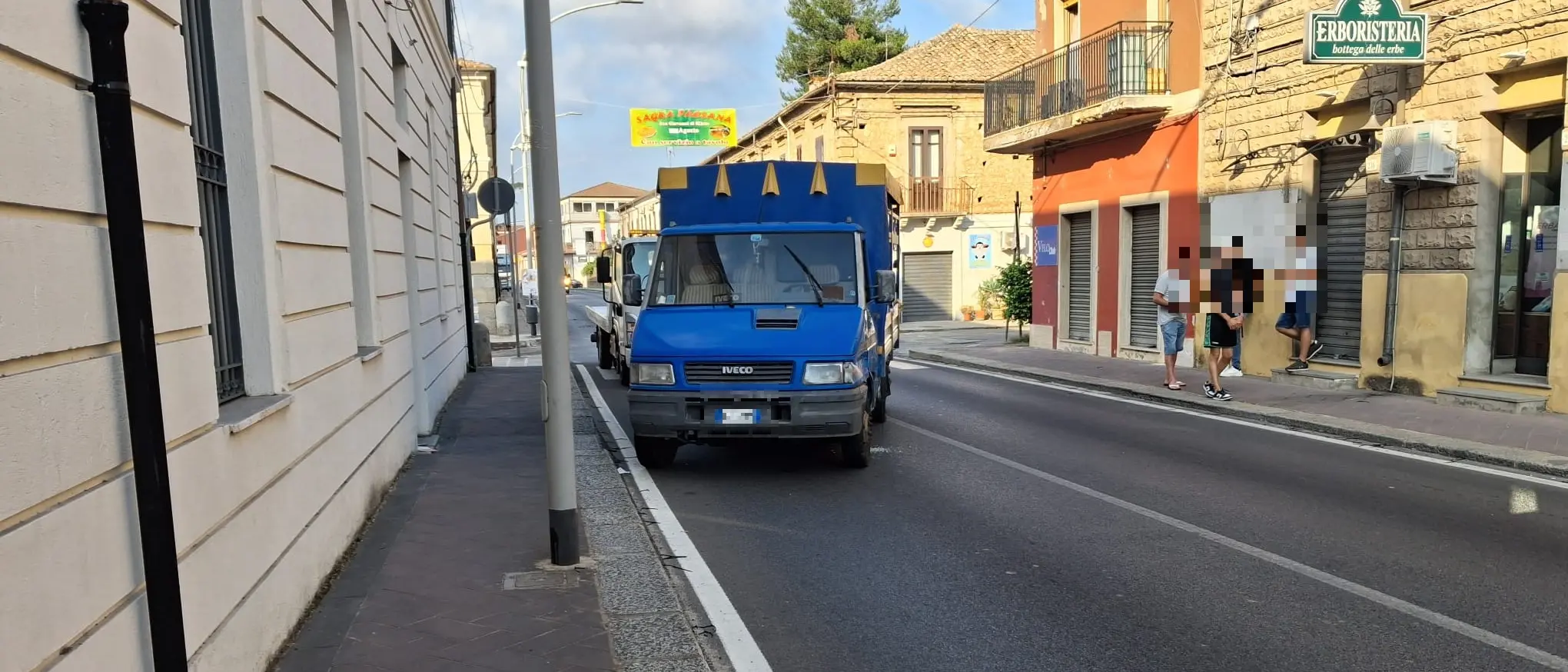 Incidente nel centro di Mileto, auto si scontra con un camion: tre feriti trasportati allo Jazzolino\n
