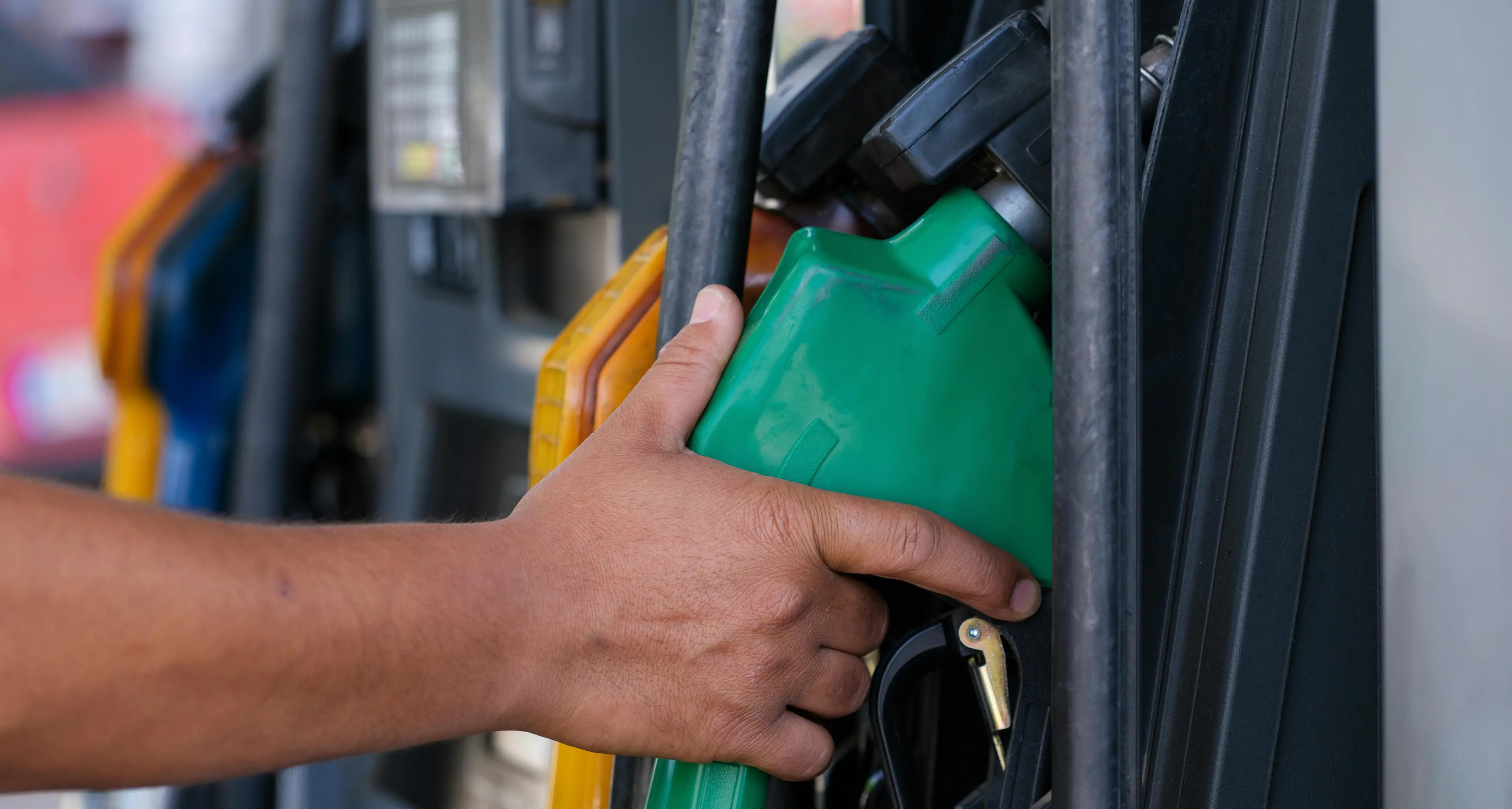 <p>Caro carburanti tra <span style=\"color:hsl(0, 75%, 60%);\">speculazioni, frodi e benzina annacquata</span>: irregolarità in sette distributori su dieci</p>