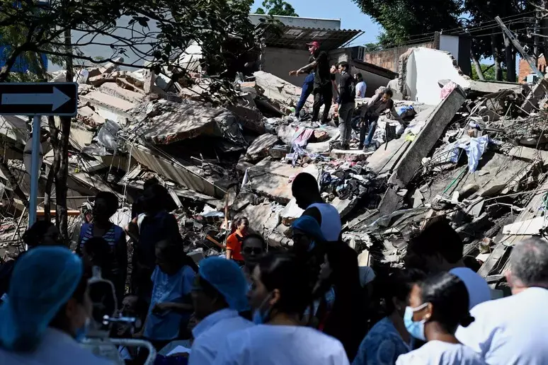 Quando la terra trema e il pollice scorre: la tragedia della Colombia nell'anestesia del feed\n
