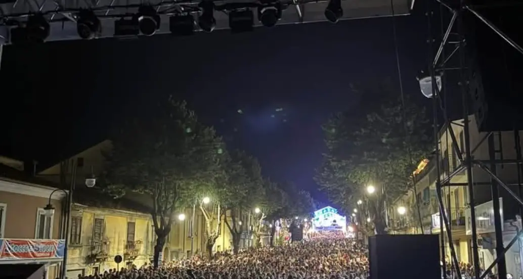 Cittanova, un mare di gente per la Festa dello Stocco: in decine di migliaia per Fabrizio Moro e i 25 anni della kermesse\n