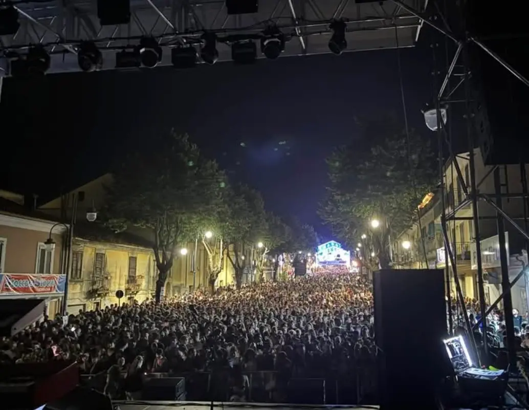 Cittanova, un mare di gente per la Festa dello Stocco: in decine di migliaia per Fabrizio Moro e i 25 anni della kermesse\n