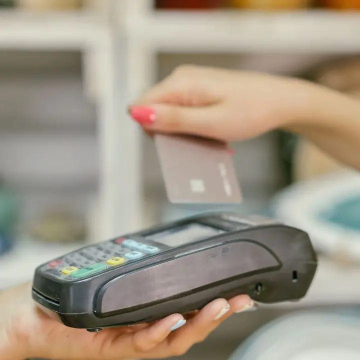 Pos e scontrini, arriva lo scudo del 5%: tolleranza per i piccoli errori e stop alle sanzioni\n
