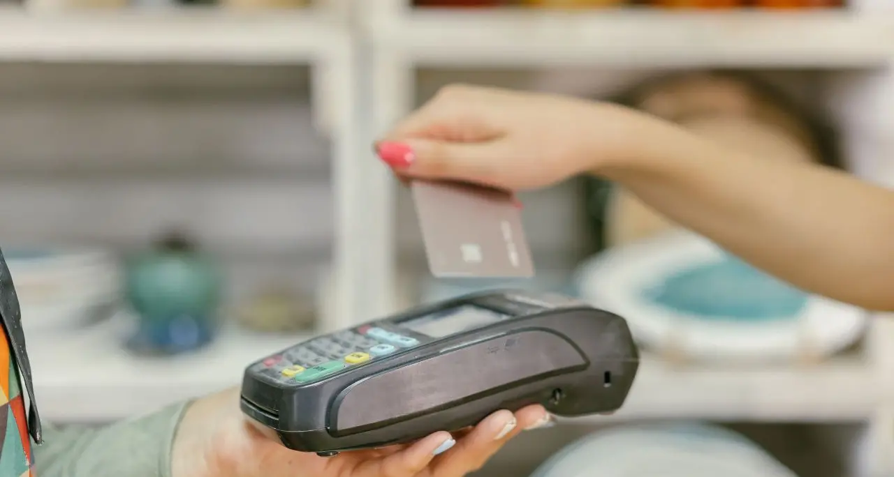 Pos e scontrini, arriva lo scudo del 5%: tolleranza per i piccoli errori e stop alle sanzioni\n
