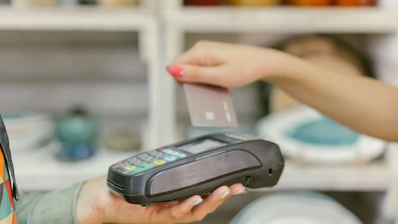 Pos e scontrini, arriva lo scudo del 5%: tolleranza per i piccoli errori e stop alle sanzioni\n
