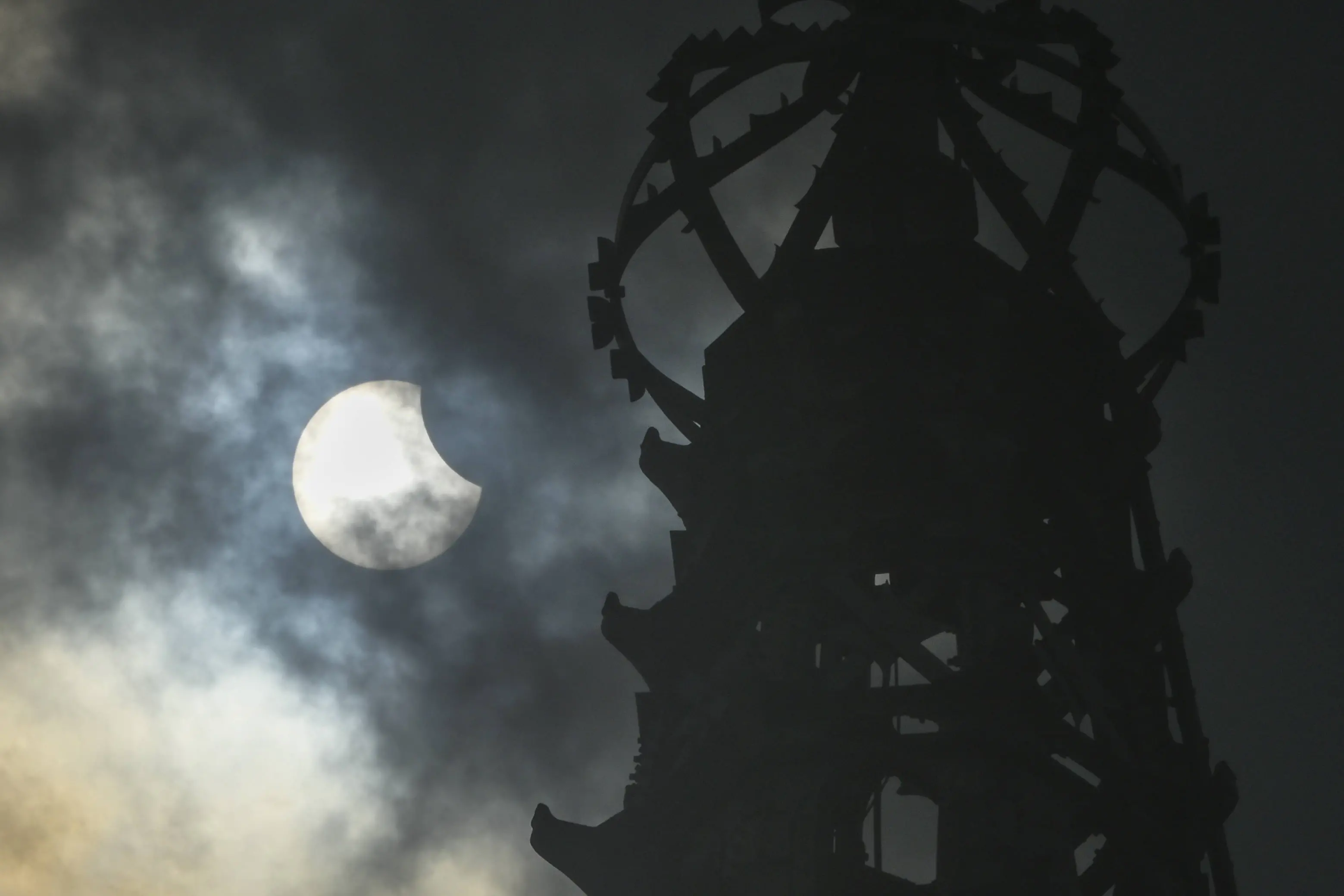 Eclissi solare, oggi lo spettacolo anche in Calabria: dove vederla e a che ora sarà il picco\n