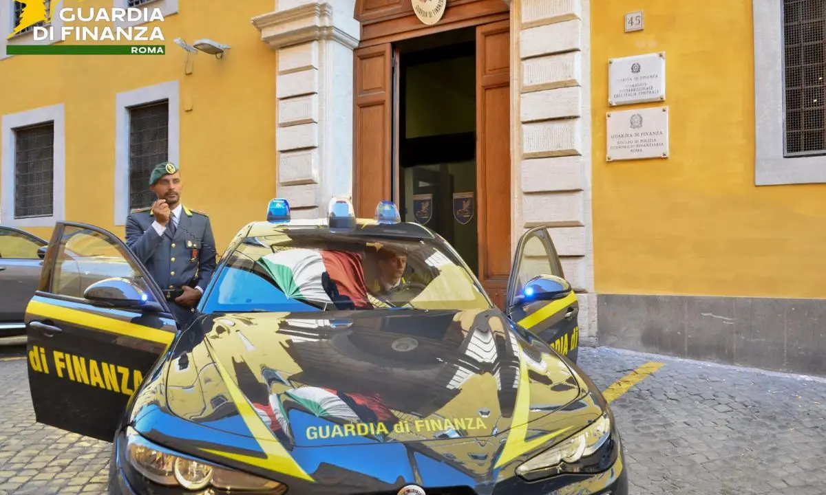 Roma, ruba una borsa dall’auto: arrestato da tre finanzieri fuori servizio\n