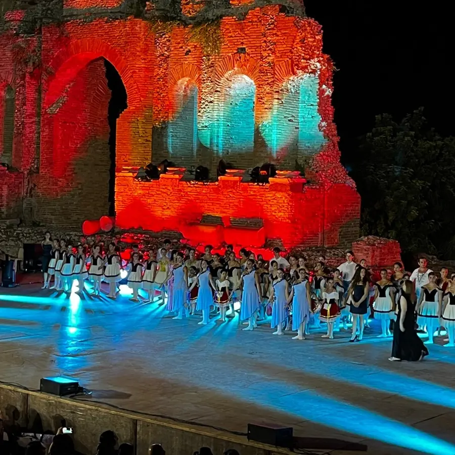 Ginevra Bellantoni, Greta Carbone, Lara Gullace, Daria Mazzù e Isabella Richichi del liceo Rechichi di Polistena\u00A0danzano\u00A0al Teatro Antico di Taormina\n