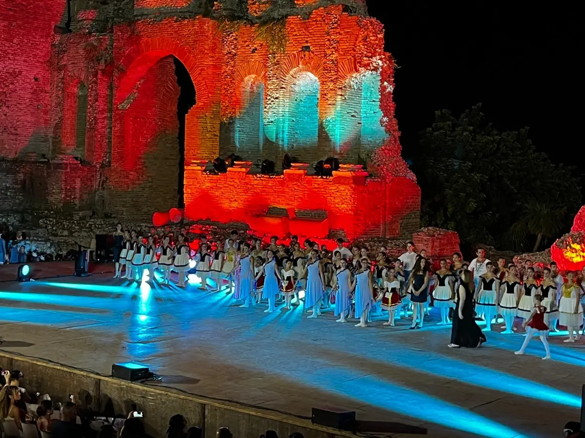 Ginevra Bellantoni, Greta Carbone, Lara Gullace, Daria Mazzù e Isabella Richichi del liceo Rechichi di Polistena\u00A0danzano\u00A0al Teatro Antico di Taormina\n