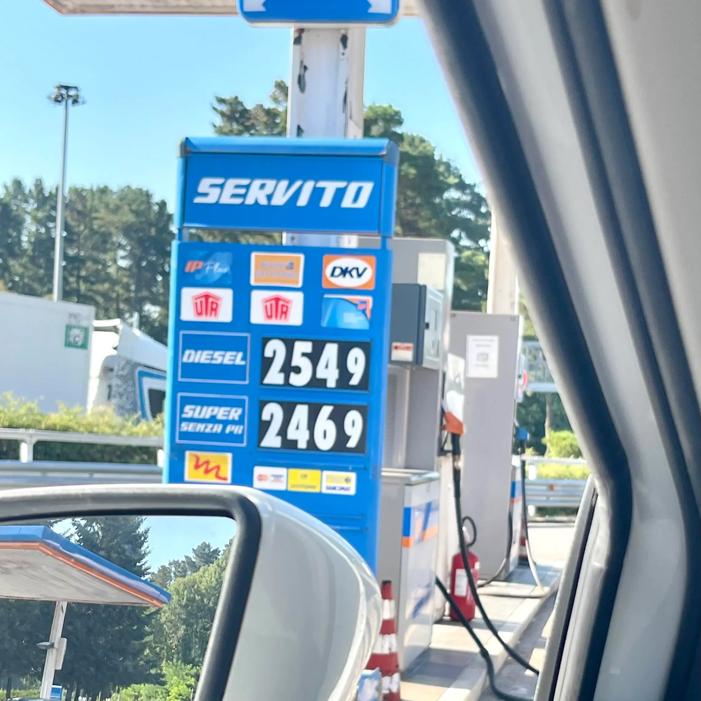 <p>Gasolio alle stelle, sfonda i 2,5 euro sull’A2 deserta: rischio collasso per il turismo in Calabria</p>