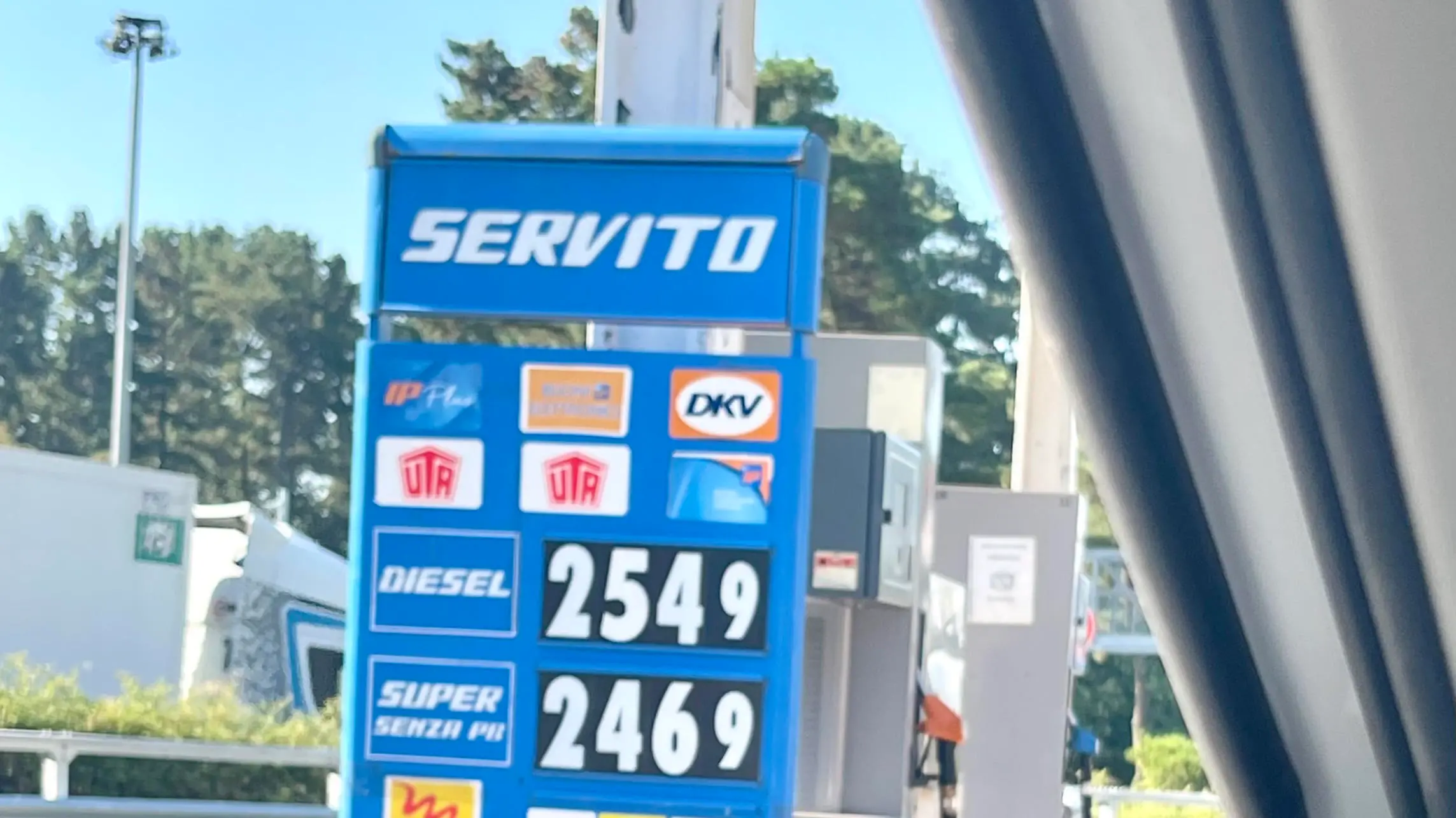 <p><span style=\"color:hsl(0,75%,60%);\">Gasolio alle stelle</span>, sfonda i 2,5 euro sull’A2 deserta: rischio collasso per il turismo in Calabria</p>