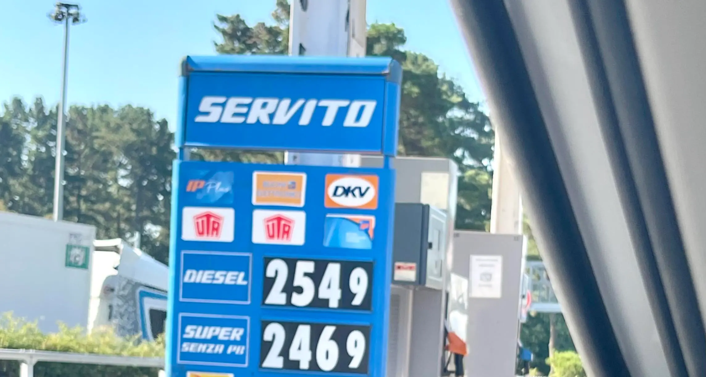 Gasolio alle stelle, sfonda il 2,5 euro sull’A2 deserta:\u00A0rischio collasso per il turismo in Calabria