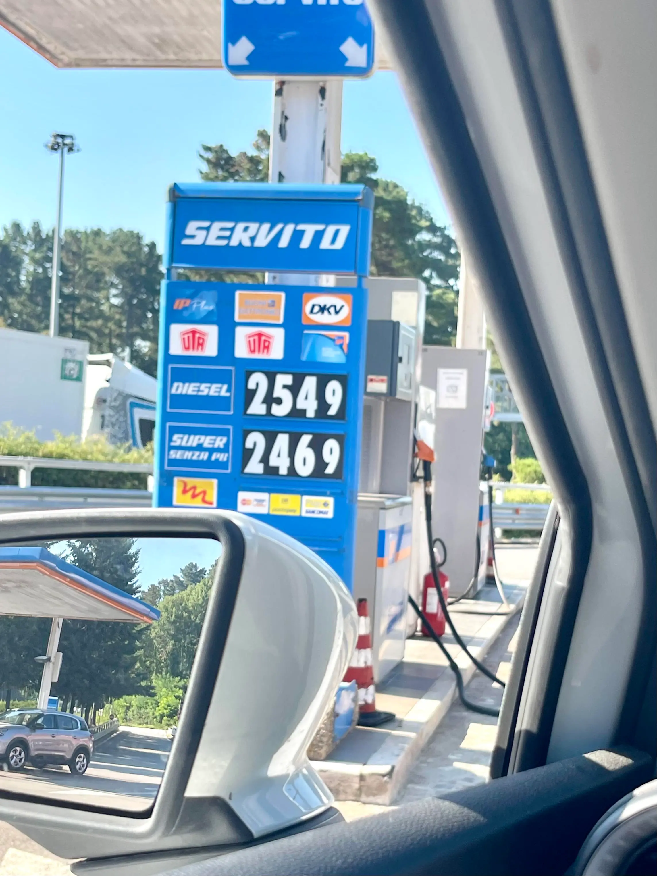 Gasolio alle stelle, sfonda il 2,5 euro sull’A2 deserta:\u00A0rischio collasso per il turismo in Calabria