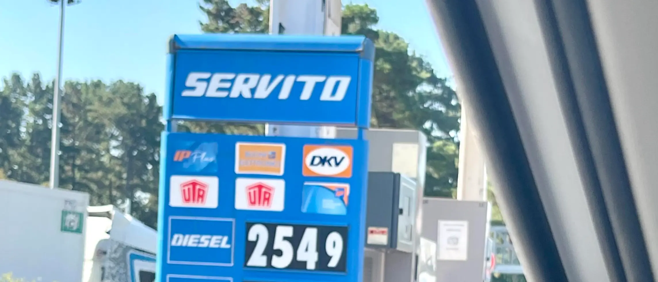 Gasolio alle stelle, sfonda i\u00A02,5 euro sull’A2 deserta:\u00A0rischio collasso per il turismo in Calabria\n