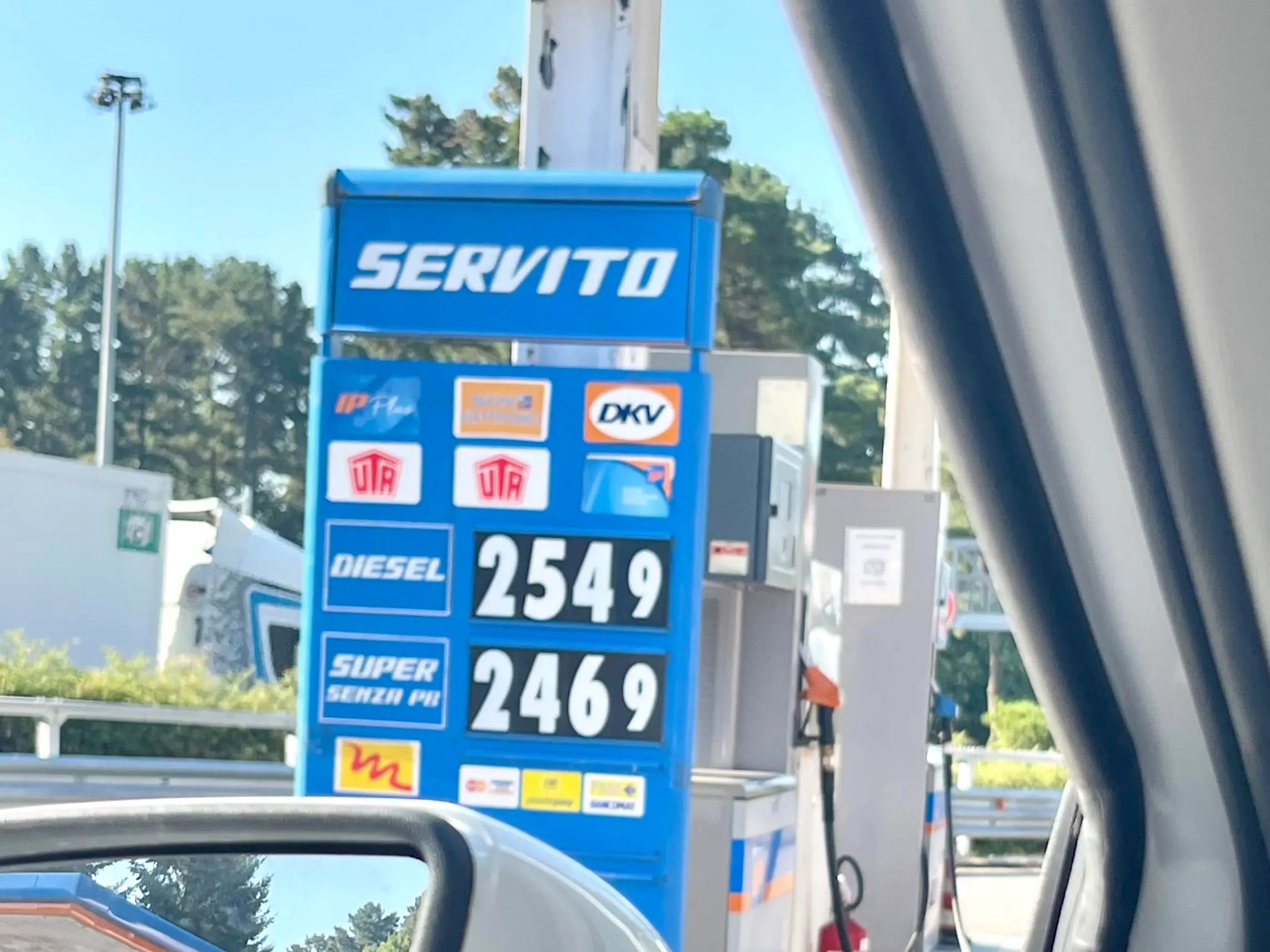 Gasolio alle stelle, sfonda i 2,5 euro sull’A2 deserta: rischio collasso per il turismo in Calabria
