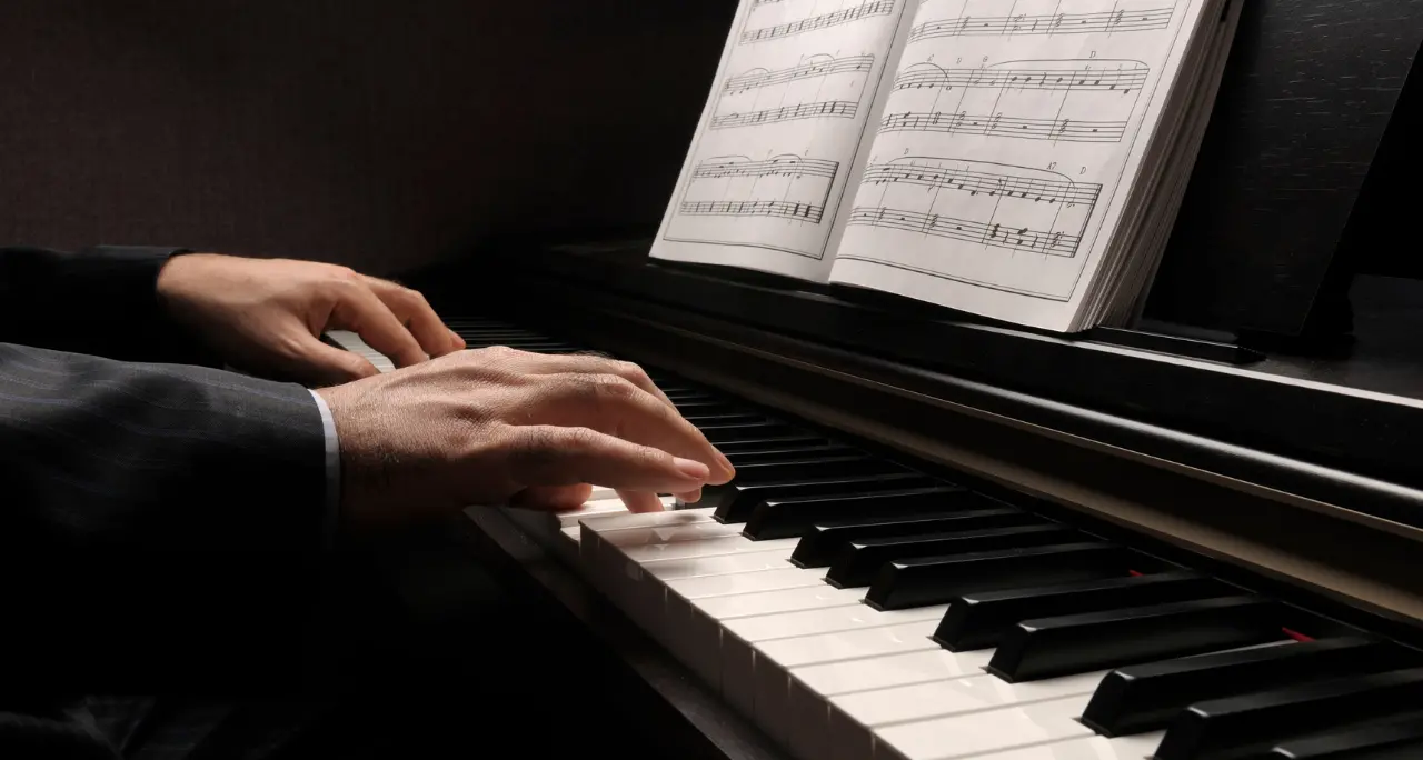 Vibo, la magia della musica nel giardino di Palazzo Murmura: Marco Ottaviani conquista il pubblico con Bach, Chopin e Liszt\n