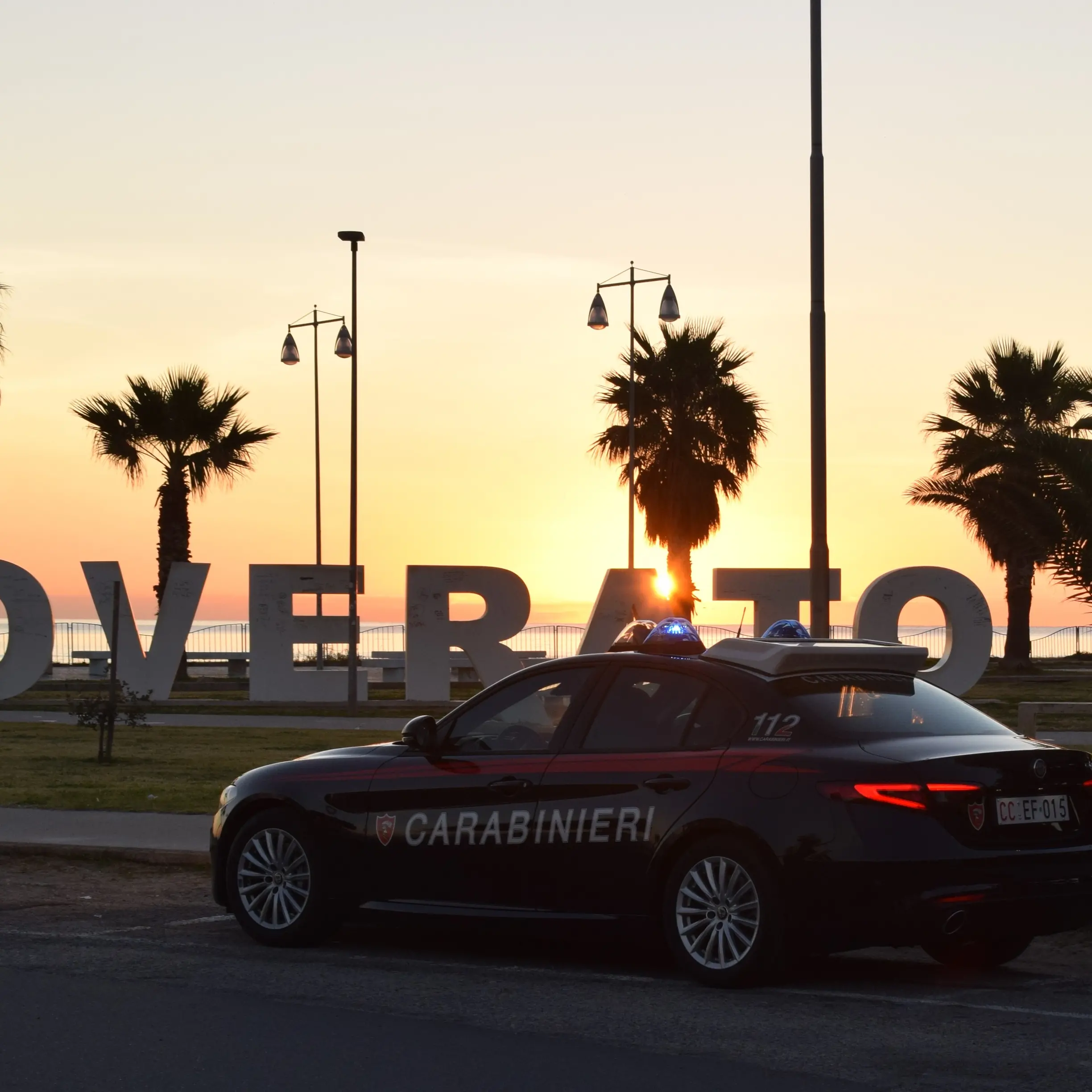 Tenta di scavalcare il viadotto sulla Statale 106, salvata dai Carabinieri\n