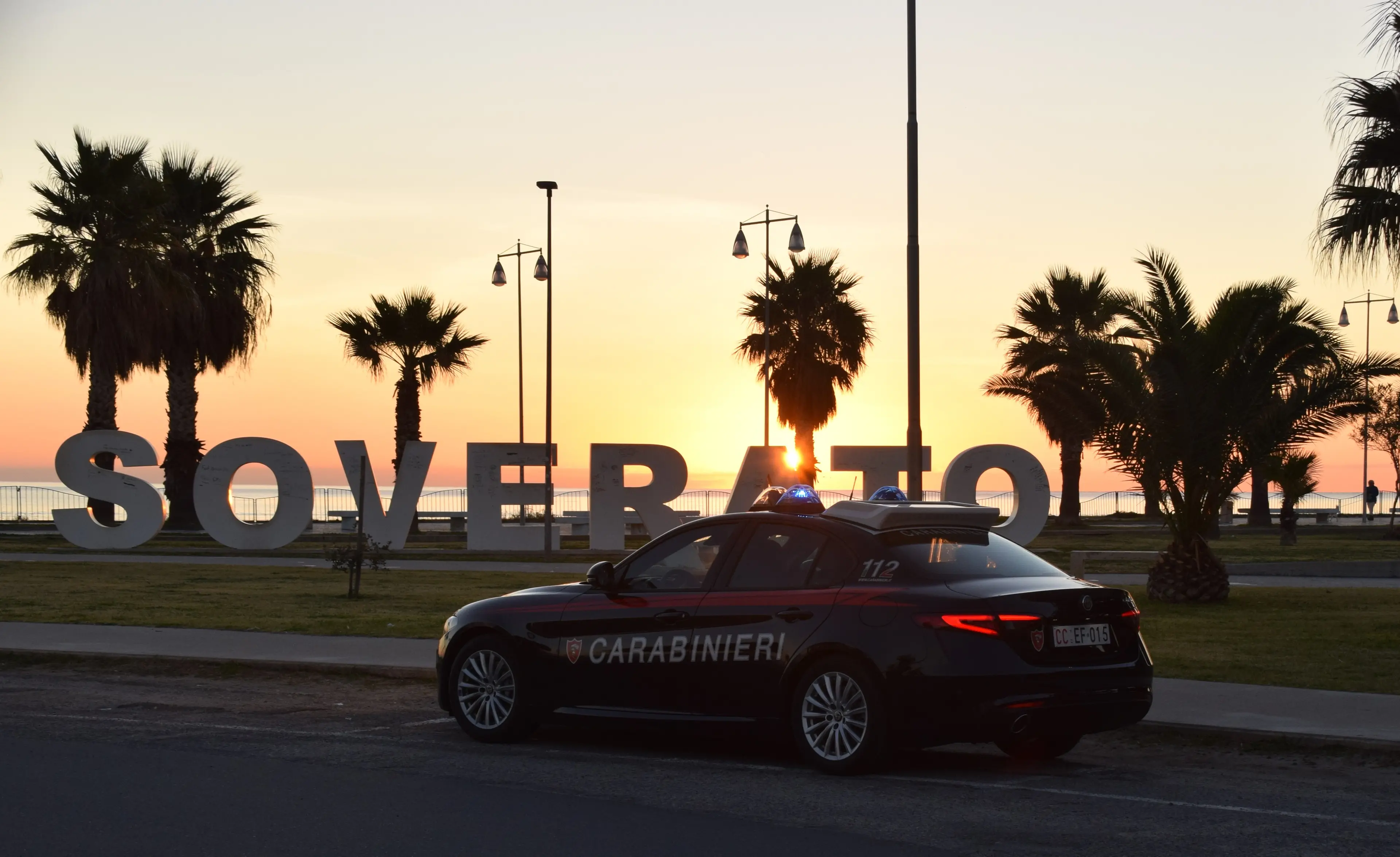 Tenta di scavalcare il viadotto sulla Statale 106, salvata dai Carabinieri\n