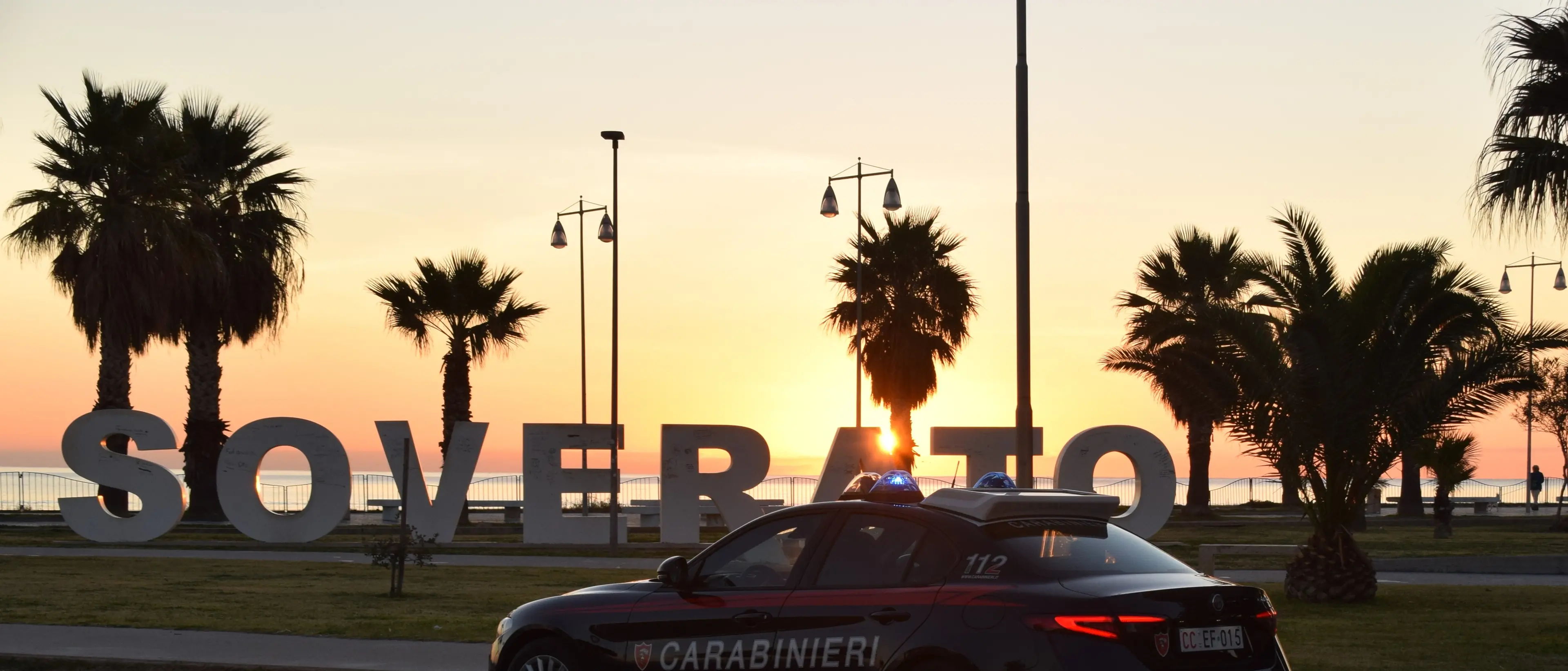 Tenta di scavalcare il viadotto sulla Statale 106, salvata dai Carabinieri\n