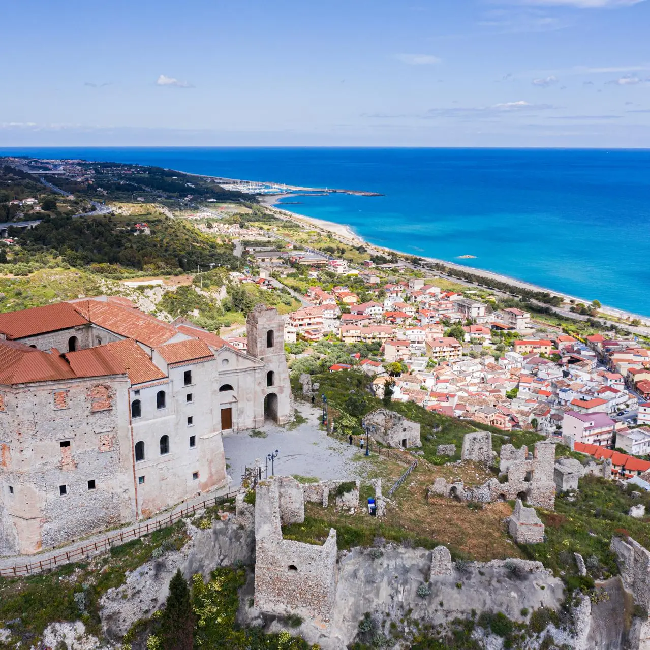 Roccella Jonica non dorme: torna “La Notte Bianca” tra Castello, mare e musica fino all'alba\n