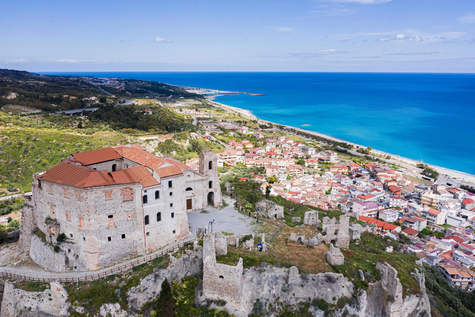 Roccella Jonica non dorme: torna “La Notte Bianca” tra Castello, mare e musica fino all'alba\n