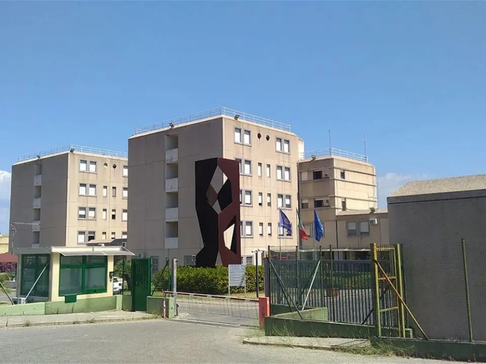 Carcere di Rossano, telefoni cellulari e coltelli ritrovati in un borsone nel vano ascensore