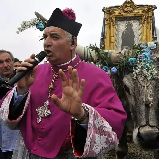 Capocolonna senz’acqua da 20 giorni, la protesta del parroco: «È una vergogna, l’acqua è un diritto»\n