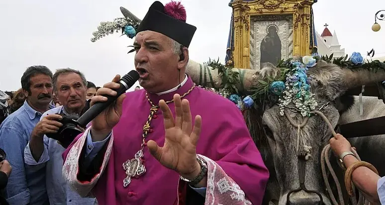 Capocolonna senz’acqua da 20 giorni, la protesta del parroco: «È una vergogna, l’acqua è un diritto»\n