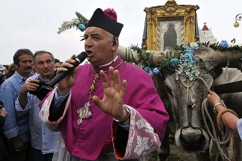 Capocolonna senz’acqua da 20 giorni, la protesta del parroco: «È una vergogna, l’acqua è un diritto»\n