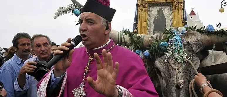 Capocolonna senz’acqua da 20 giorni, la protesta del parroco: «È una vergogna, l’acqua è un diritto»\n