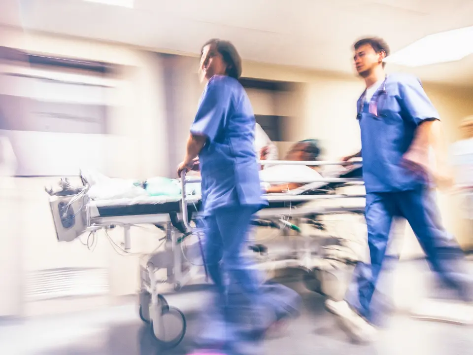 Paziente oncologico costretto ad aspettare 15 mesi per una Tac: «A Reggio Calabria (e non solo) la sanità è un fallimento»