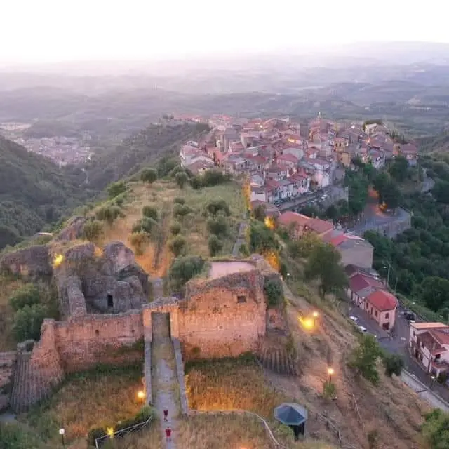 Arena celebra il fagiolo bianco con lo\u00A0Zicca Janca Fest tra sapori e musica: questa sera il borgo si accende con il concerto di Shade\n