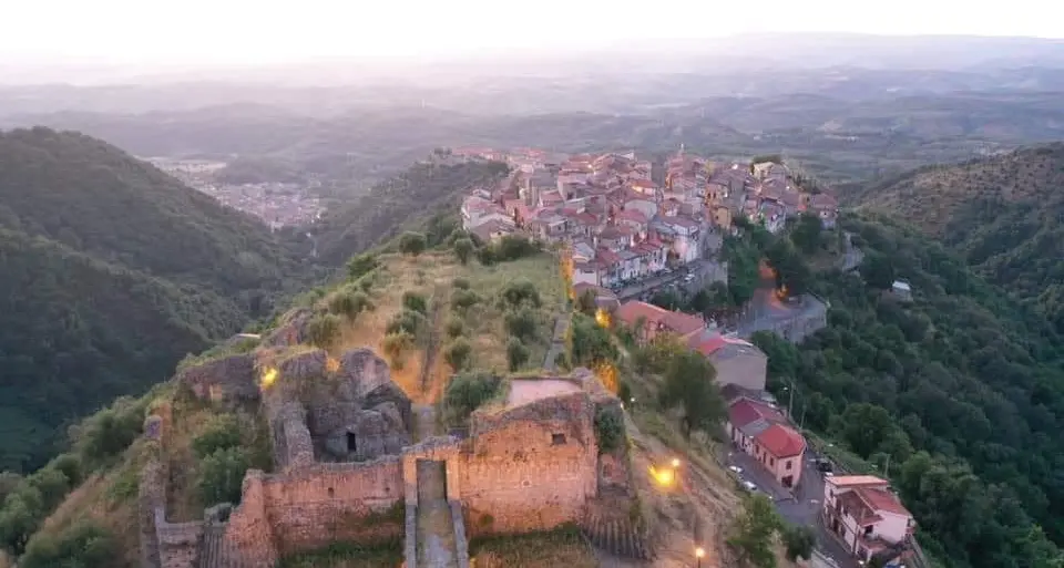 Arena celebra il fagiolo bianco con lo\u00A0Zicca Janca Fest tra sapori e musica: questa sera il borgo si accende con il concerto di Shade\n