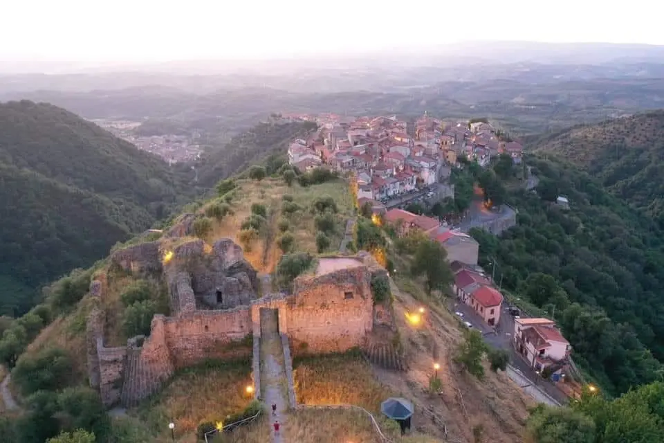 Arena celebra il fagiolo bianco con lo\u00A0Zicca Janca Fest tra sapori e musica: questa sera il borgo si accende con il concerto di Shade\n