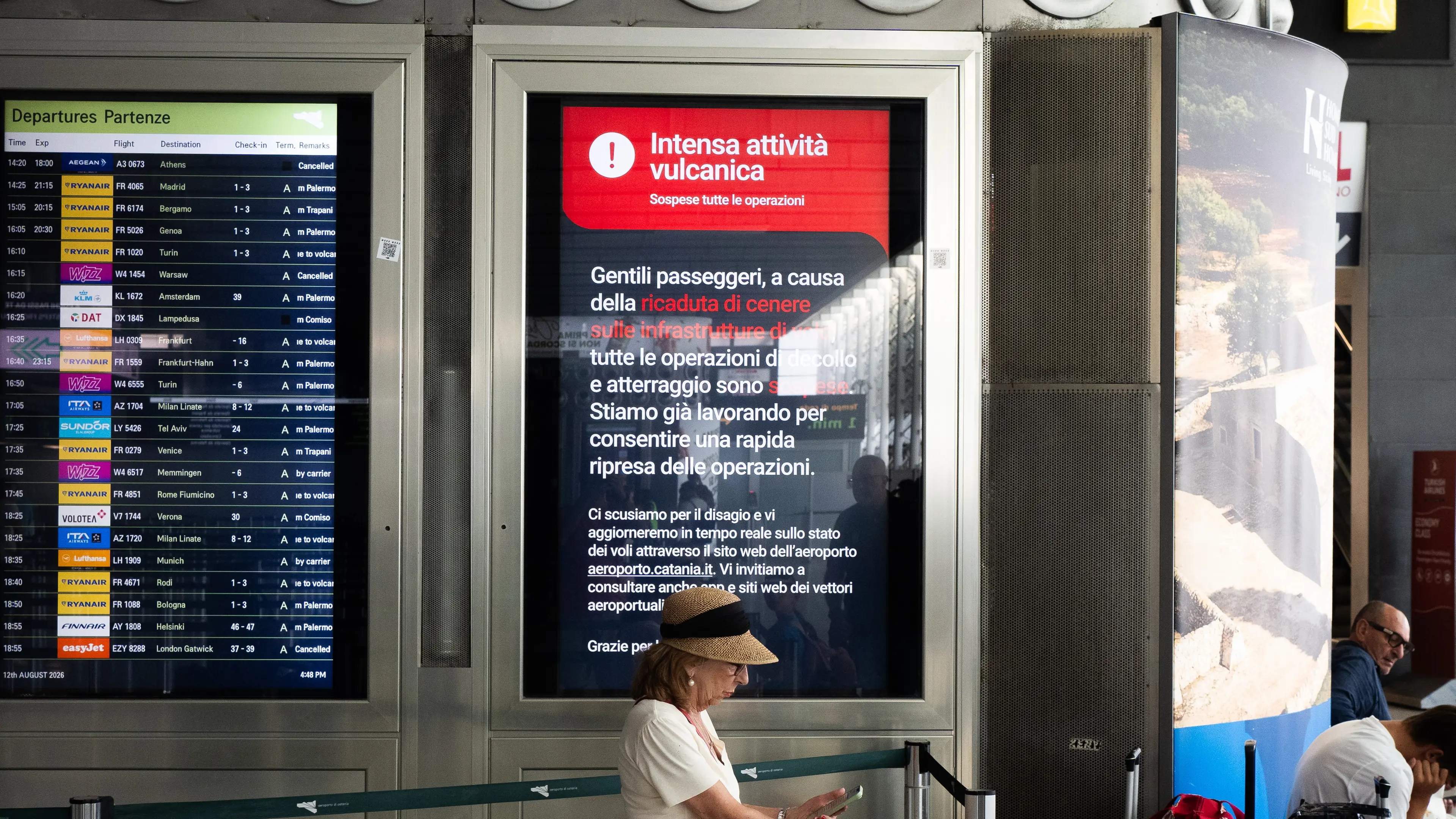 <p>Caos per l'eruzione dell'Etna: tutto fermo all'aeroporto di Catania</p>\\n