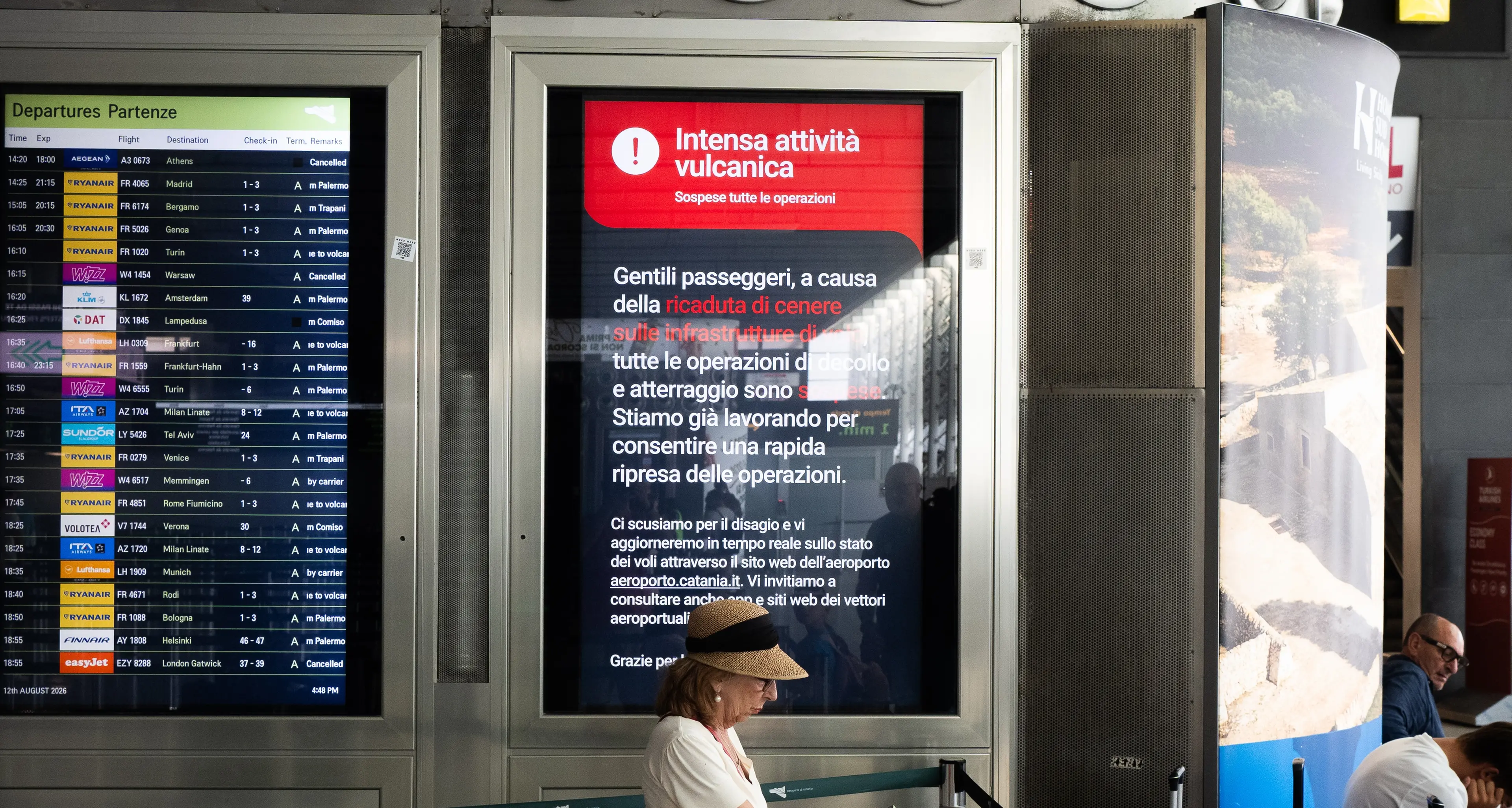 Etna, Fontanarossa resta chiuso: 700 voli cancellati e migliaia di passeggeri nel caos. Aerei trasferiti anche a Lamezia\n